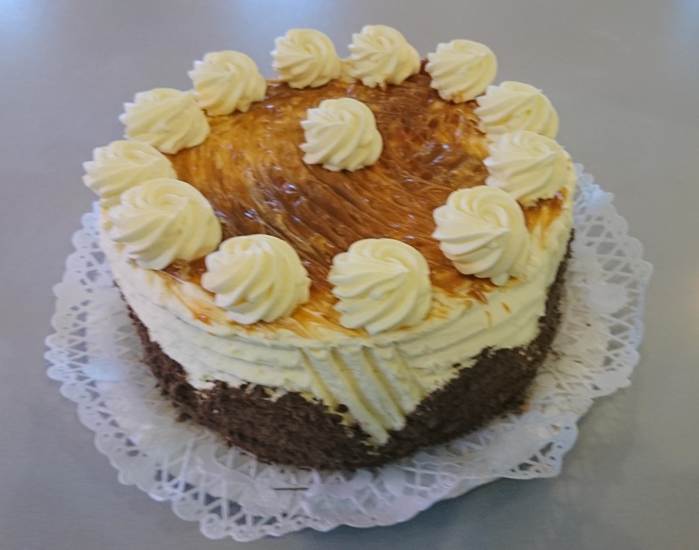 Karamell torta – Gyöngyössy Cukrászda